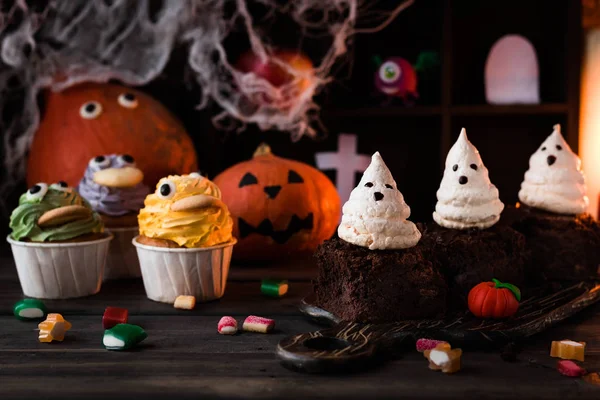 Tatlı Cadılar Bayramı çikolata kek meringues hayaletlerden ile için