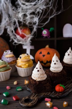 Tatlı Cadılar Bayramı çikolata kek meringues hayaletlerden ile için