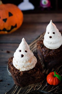 Tatlı Cadılar Bayramı çikolata kek meringues hayaletlerden ile için