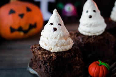 Tatlı Cadılar Bayramı çikolata kek meringues hayaletlerden ile için