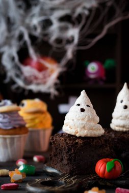 Tatlı Cadılar Bayramı çikolata kek meringues hayaletlerden ile için