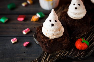 Tatlı Cadılar Bayramı çikolata kek meringues hayaletlerden ile için