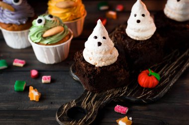 Tatlı Cadılar Bayramı çikolata kek meringues hayaletlerden ile için