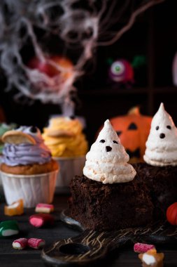 Tatlı Cadılar Bayramı çikolata kek meringues hayaletlerden ile için