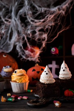 Tatlı Cadılar Bayramı çikolata kek meringues hayaletlerden ile için