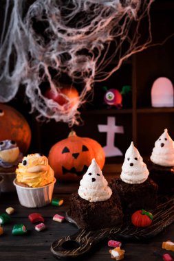 Tatlı Cadılar Bayramı çikolata kek meringues hayaletlerden ile için