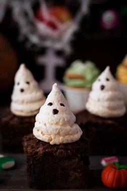 Tatlı Cadılar Bayramı çikolata kek meringues hayaletlerden ile için