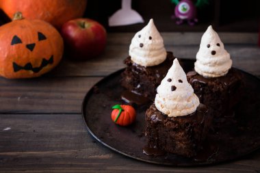 Tatlı Cadılar Bayramı çikolata kek meringues hayaletlerden ile için
