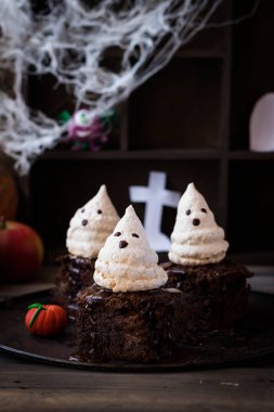 Tatlı Cadılar Bayramı çikolata kek meringues hayaletlerden ile için