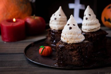Tatlı Cadılar Bayramı çikolata kek meringues hayaletlerden ile için