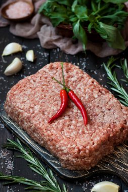 Çiğ kıyma taze otlar ve karanlık bir arka plan üzerinde pembe Himalaya tuz