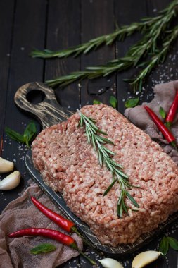 Çiğ kıyma taze otlar ve karanlık bir arka plan üzerinde pembe Himalaya tuz