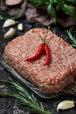 Çiğ kıyma taze otlar ve karanlık bir arka plan üzerinde pembe Himalaya tuz