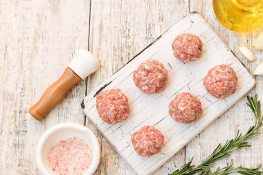 Hafif bir arka plan üzerinde taze et topları sığır eti ve domuz eti kıyma