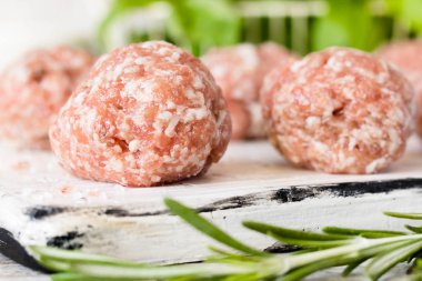 Hafif bir arka plan üzerinde taze et topları sığır eti ve domuz eti kıyma