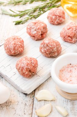 Hafif bir arka plan üzerinde taze et topları sığır eti ve domuz eti kıyma