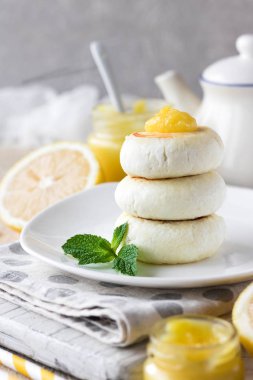 Üzerinde pirinç unu ile limon muhallebi krem hafif bir arka plan günü kahvaltıda peynirli gözleme