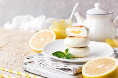 Üzerinde pirinç unu ile limon muhallebi krem hafif bir arka plan günü kahvaltıda peynirli gözleme