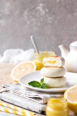 Üzerinde pirinç unu ile limon muhallebi krem hafif bir arka plan günü kahvaltıda peynirli gözleme
