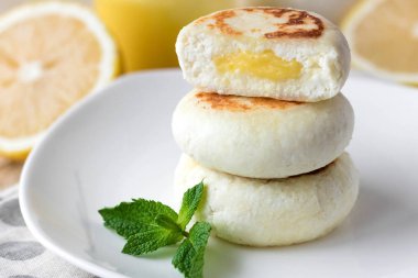 Üzerinde pirinç unu ile limon muhallebi krem hafif bir arka plan günü kahvaltıda peynirli gözleme