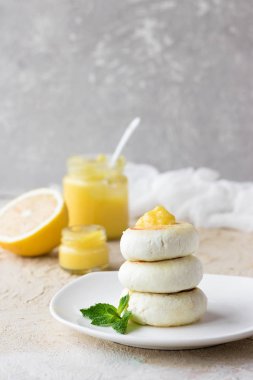 Üzerinde pirinç unu ile limon muhallebi krem hafif bir arka plan günü kahvaltıda peynirli gözleme