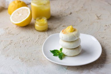 Üzerinde pirinç unu ile limon muhallebi krem hafif bir arka plan günü kahvaltıda peynirli gözleme