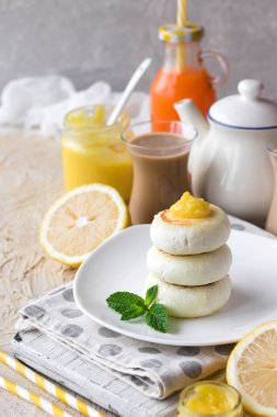 Üzerinde pirinç unu ile limon muhallebi krem hafif bir arka plan günü kahvaltıda peynirli gözleme