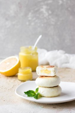Üzerinde pirinç unu ile limon muhallebi krem hafif bir arka plan günü kahvaltıda peynirli gözleme