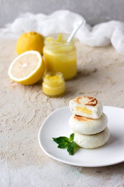 Üzerinde pirinç unu ile limon muhallebi krem hafif bir arka plan günü kahvaltıda peynirli gözleme