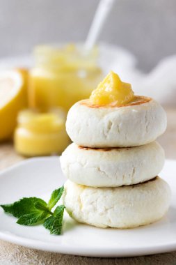 Üzerinde pirinç unu ile limon muhallebi krem hafif bir arka plan günü kahvaltıda peynirli gözleme
