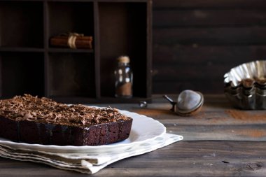 Çikolatalı krema ve çikolata ahşap arka plan üzerinde ile çikolatalı kek