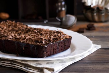 Çikolatalı krema ve çikolata ahşap arka plan üzerinde ile çikolatalı kek