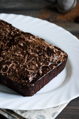 Çikolatalı krema ve çikolata ahşap arka plan üzerinde ile çikolatalı kek