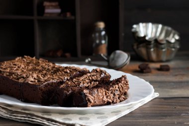 Çikolatalı krema ve çikolata ahşap arka plan üzerinde ile çikolatalı kek