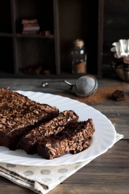 Çikolatalı krema ve çikolata ahşap arka plan üzerinde ile çikolatalı kek
