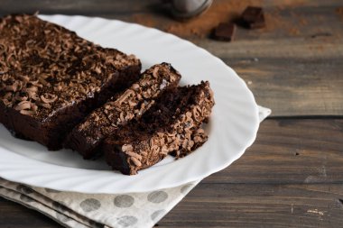 Çikolatalı krema ve çikolata ahşap arka plan üzerinde ile çikolatalı kek