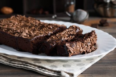 Çikolatalı krema ve çikolata ahşap arka plan üzerinde ile çikolatalı kek