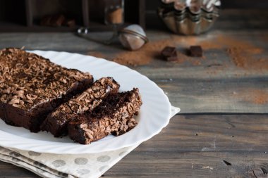 Çikolatalı krema ve çikolata ahşap arka plan üzerinde ile çikolatalı kek
