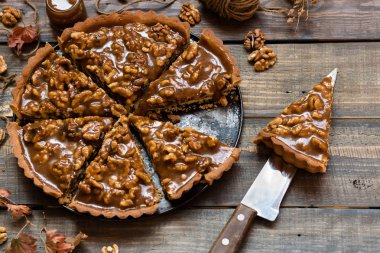 Tarte tuzlu karamel ve ceviz ile