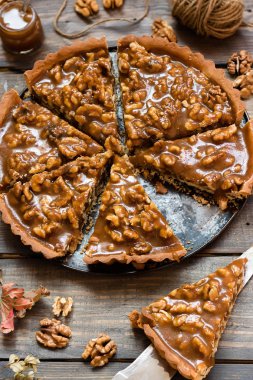 Tarte tuzlu karamel ve ceviz ile