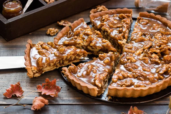 Tarte tuzlu karamel ve ceviz ile