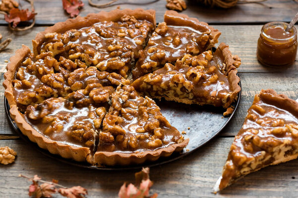 Tarte with salted caramel and walnuts