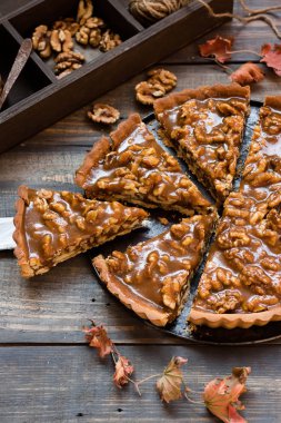 Tarte tuzlu karamel ve ceviz ile