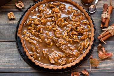 Tarte tuzlu karamel ve ceviz ile
