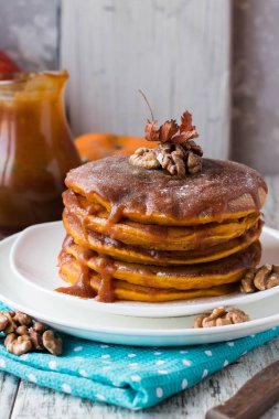 Tuzlu karamel Tepesi ve ceviz ile baharatlı kabak krep