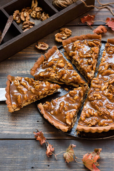 Tarte with salted caramel and walnuts