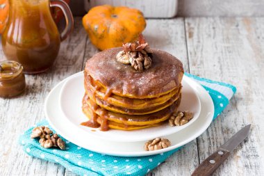 Tuzlu karamel Tepesi ve ceviz ile baharatlı kabak krep