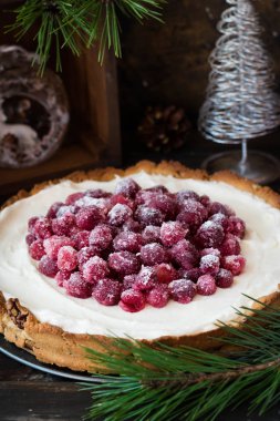 Noel kremayla krem peynir ve şekerlenmiş kızılcık