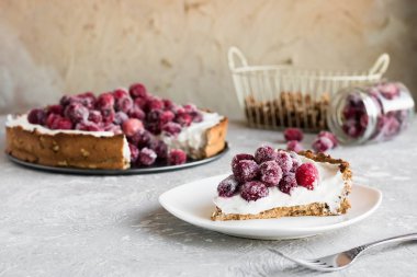 Krem peynir ve şekerlenmiş cranberries ile beze-somun üsteki şenlikli pasta