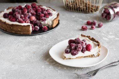 Krem peynir ve şekerlenmiş cranberries ile beze-somun üsteki şenlikli pasta